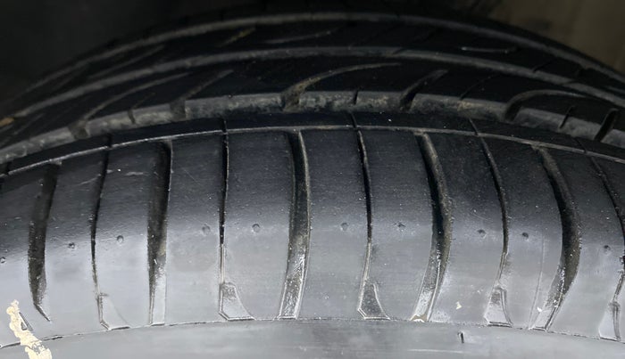 2016 Volkswagen Vento HIGHLINE PETROL, Petrol, Manual, 25,060 km, Left Front Tyre Tread