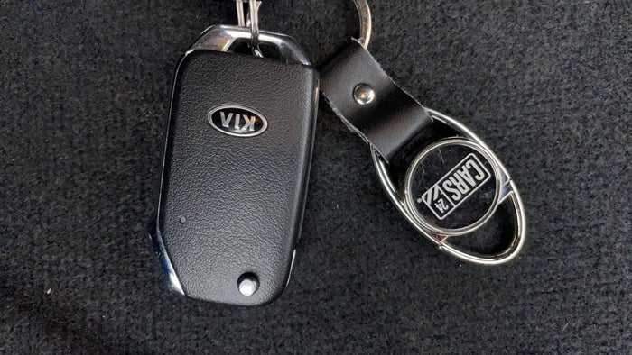 Kia K5-Key Close-up