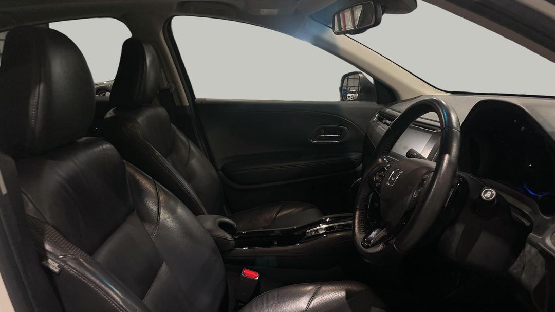 2017 Honda HR-V Vti-l, Automatic, 91076 km, Right Side Front Door Cabin View