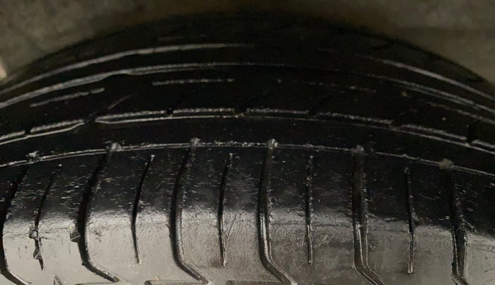 2011 Hyundai i20 SPORTZ 1.2, Petrol, Manual, 1,15,088 km, Right Rear Tyre Tread