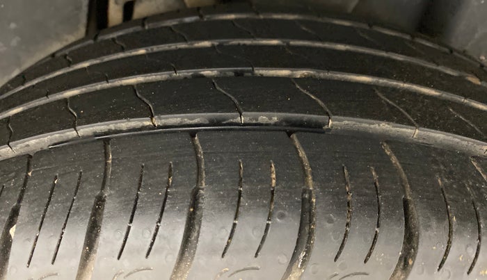 2021 Mahindra XUV300 W8 DIESEL MT, Diesel, Manual, 12,868 km, Left Rear Tyre Tread