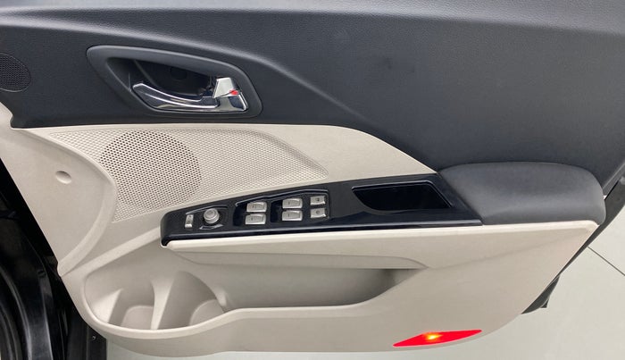 2021 Mahindra XUV300 W8 DIESEL MT, Diesel, Manual, 12,868 km, Driver Side Door Panels Control