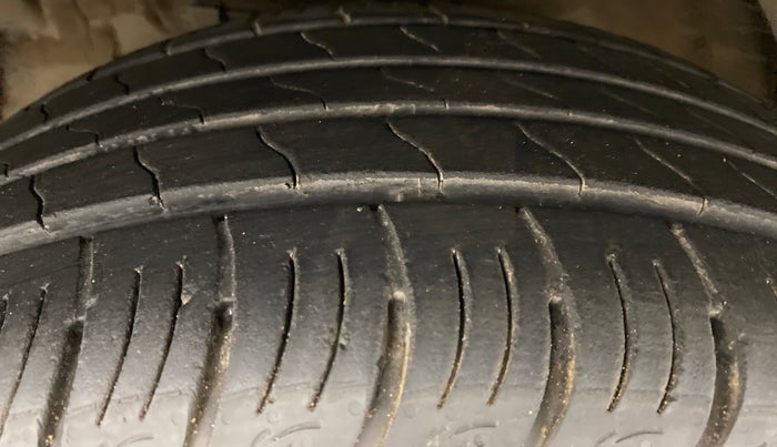 2021 Mahindra XUV300 W8 DIESEL MT, Diesel, Manual, 12,868 km, Left Front Tyre Tread