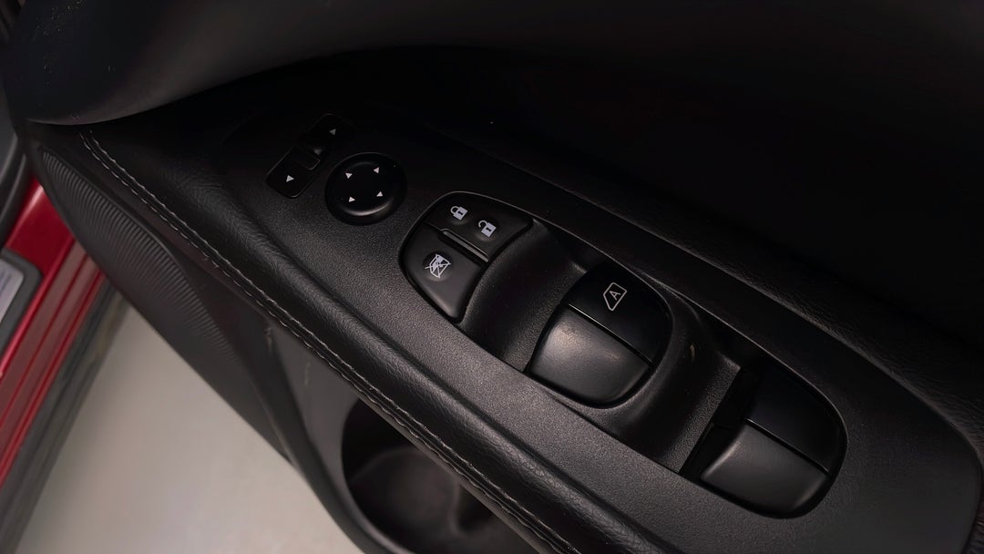 2014 Nissan Pathfinder St-l (4x2), Automatic, 83775 km, Drivers Side Door Panel Controls