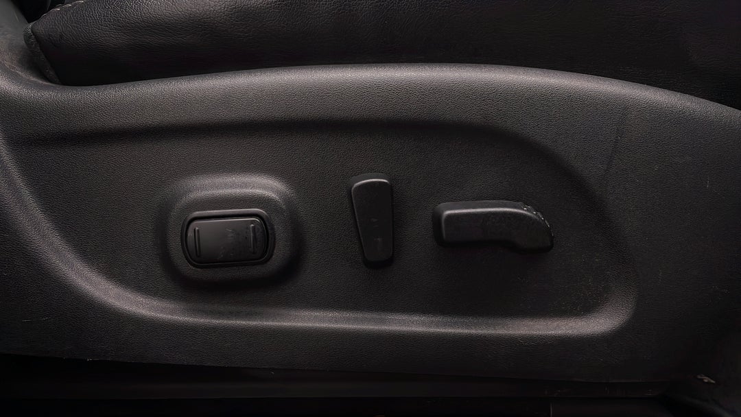 2014 Nissan Pathfinder St-l (4x2), Automatic, 83775 km, Drivers Side Adjustment Panel