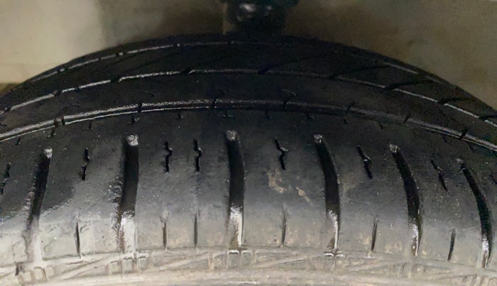 2018 Hyundai Eon SPORTZ, CNG, Manual, 44,968 km, Left Front Tyre Tread
