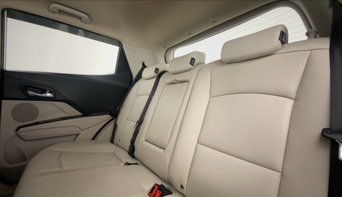 2020 Mahindra XUV300 W8 (O) DIESEL  AT, Diesel, Automatic, 3,774 km, Right Side Rear Door Cabin
