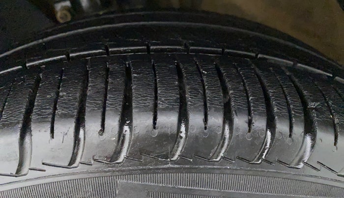 2016 Volkswagen Ameo HIGHLINE 1.2, Petrol, Manual, 59,750 km, Left Front Tyre Tread
