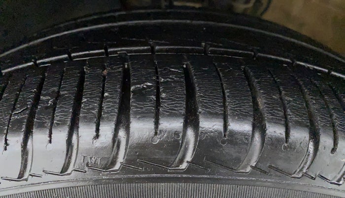 2016 Volkswagen Ameo HIGHLINE 1.2, Petrol, Manual, 59,750 km, Right Rear Tyre Tread