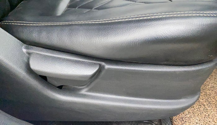 2014 Hyundai Eon ERA +, Petrol, Manual, 88,643 km, Driver Side Adjustment Panel