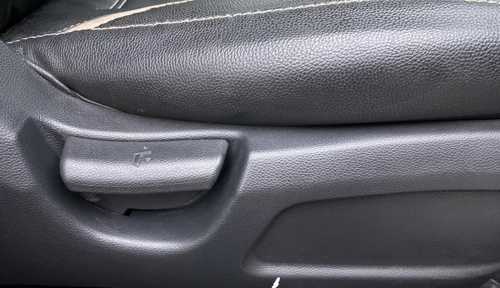 2017 Hyundai Elite i20 MAGNA 1.2, Petrol, Manual, 29,151 km, Driver Side Adjustment Panel