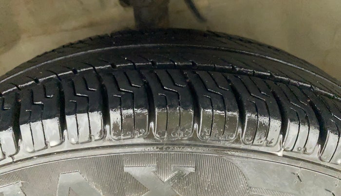 2012 Maruti Ritz VXI, Petrol, Manual, 1,03,174 km, Left Front Tyre Tread
