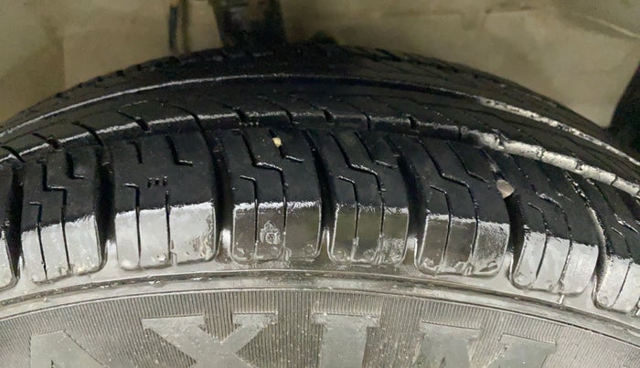 2012 Maruti Ritz VXI, Petrol, Manual, 1,03,174 km, Right Front Tyre Tread