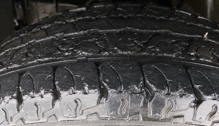 2016 Mahindra TUV300 T8, Diesel, Manual, 29,818 km, Left Front Tyre Tread