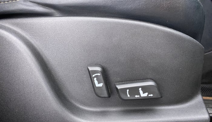 2018 Mahindra XUV500 W11 (O) AT, Diesel, Automatic, 36,159 km, Driver Side Adjustment Panel