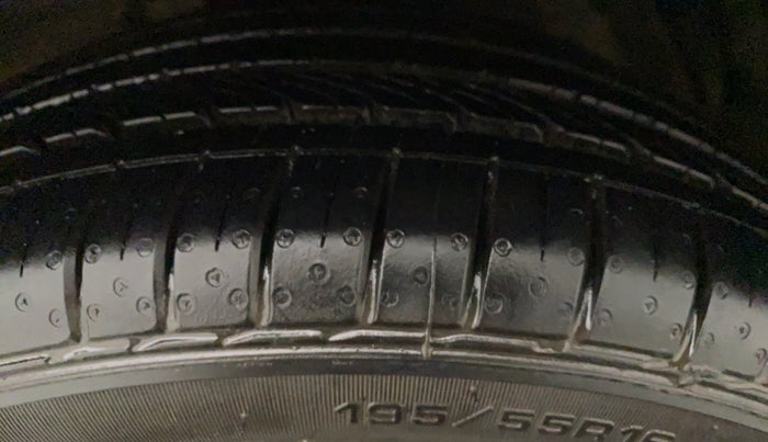 2021 Maruti Ciaz ALPHA 1.5 SHVS PETROL, Petrol, Manual, 30,199 km, Left Front Tyre Tread