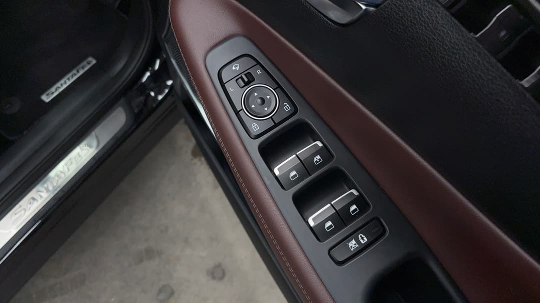 2018 Hyundai Santa Fe Highlander Crdi Dark Burg AWD, Automatic, 143188 km, Drivers Side Door Panel Controls