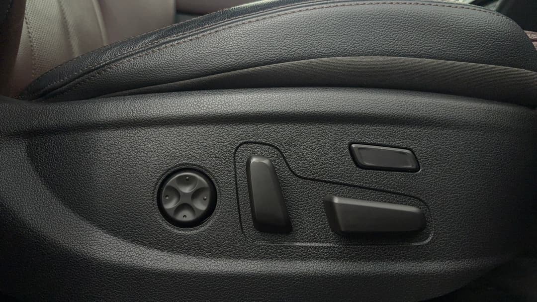 2018 Hyundai Santa Fe Highlander Crdi Dark Burg AWD, Automatic, 143188 km, Drivers Side Adjustment Panel
