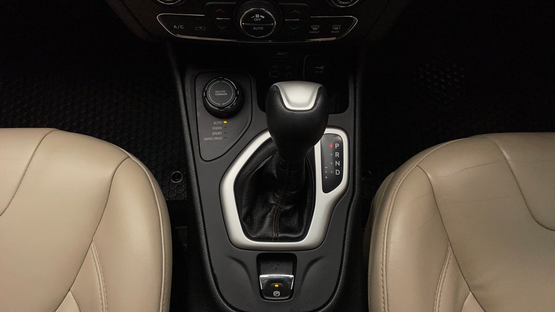 2015 Jeep Cherokee Limited (4x4), Automatic, 84331 km, Gear Lever 