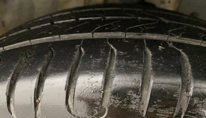 2012 Honda City 1.5L I-VTEC V MT, Petrol, Manual, 1,02,928 km, Right Front Tyre Tread