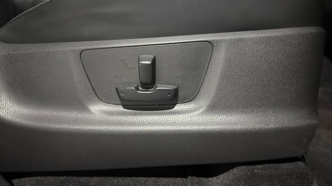 2020 Isuzu MU-X Ls-t (4x2), Automatic, 92789 km, Drivers Side Adjustment Panel