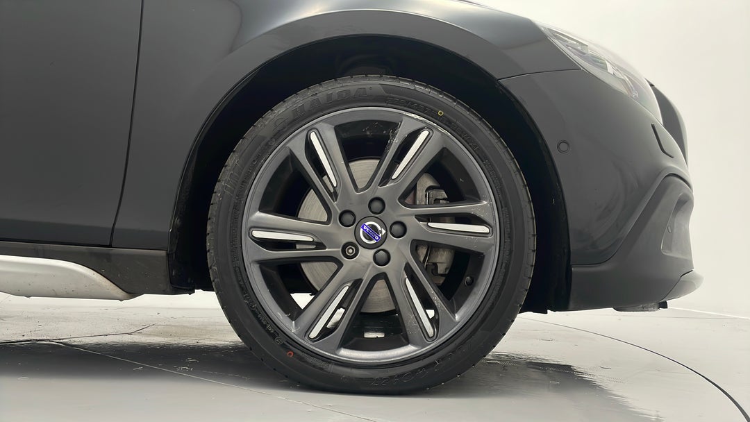 2015 Volvo V40 D4 Luxury, Automatic, 39486 km, Right Front Wheel