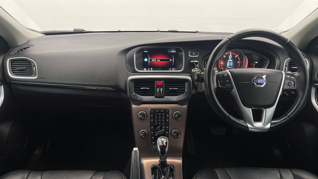 2015 Volvo V40 D4 Luxury, Automatic, 39486 km, Dashboard View