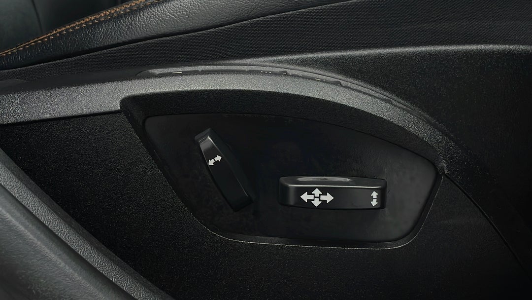 2015 Volvo V40 D4 Luxury, Automatic, 39486 km, Drivers Side Adjustment Panel