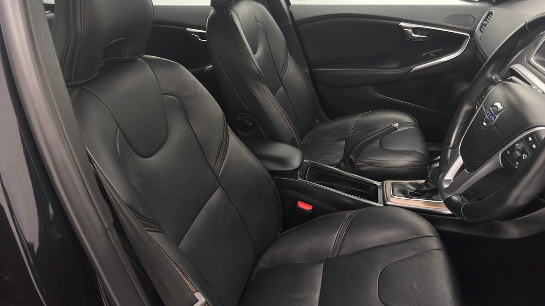 2015 Volvo V40 D4 Luxury, Automatic, 39486 km, Right Side Front Door Cabin View