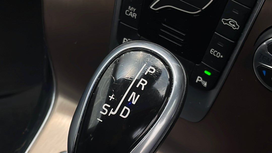 2015 Volvo V40 D4 Luxury, Automatic, 39486 km, Gear Lever Knob Scratch