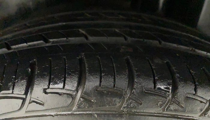 2015 Maruti Ciaz ZXI, Petrol, Manual, 86,689 km, Left Rear Tyre Tread