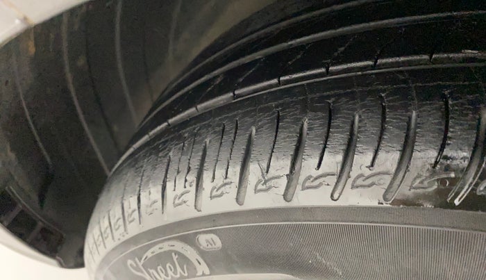 2019 Hyundai VENUE SX PLUS 1.0 TURBO DCT, Petrol, Automatic, 30,547 km, Left front tyre - Minor crack