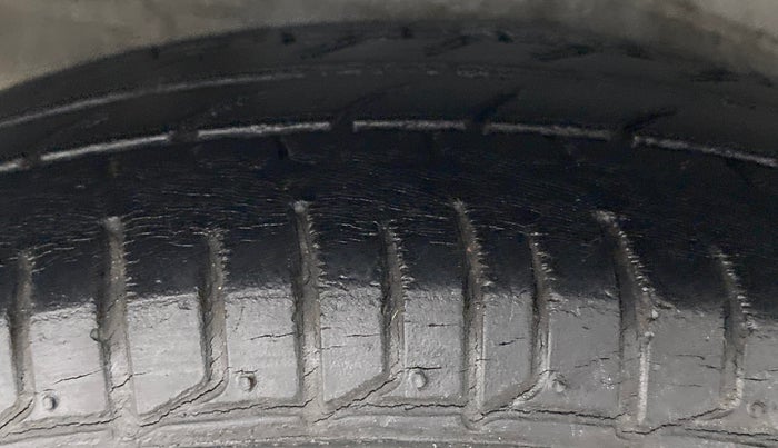 2013 Hyundai i10 ERA 1.1, Petrol, Manual, 28,979 km, Right Rear Tyre Tread