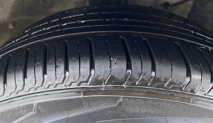 2018 Maruti Ciaz ALPHA 1.5 MT VTVT SHVS, Petrol, Manual, 38,792 km, Right Front Tyre Tread