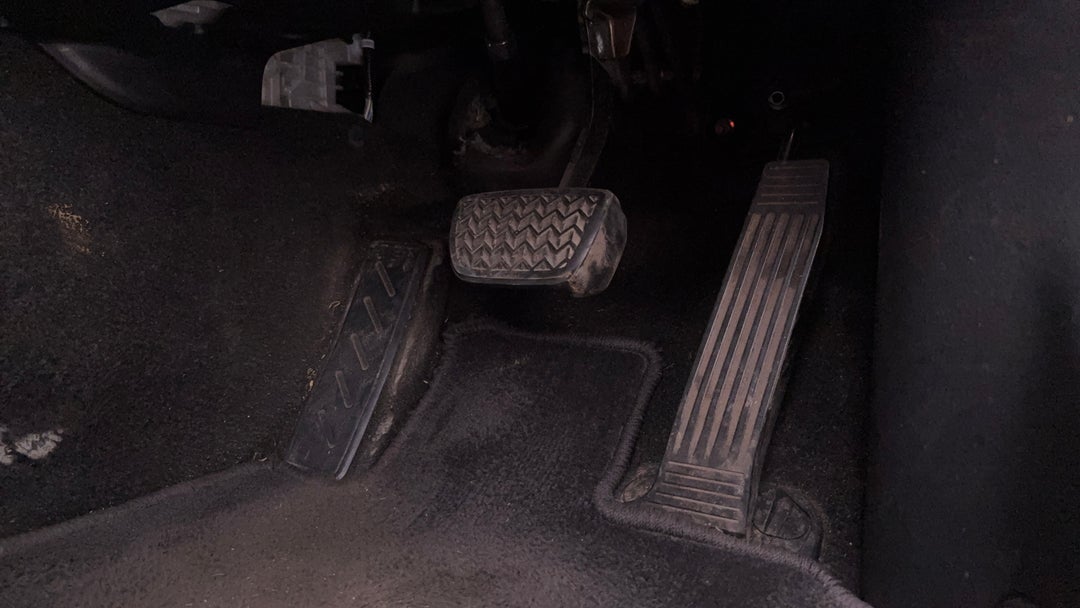 2020 Toyota Camry Ascent Hybrid, Automatic, 96411 km, Pedals and Footmat