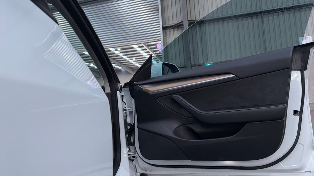 2023 Tesla Model 3 Long Range, Automatic, 59980 km, Speaker View