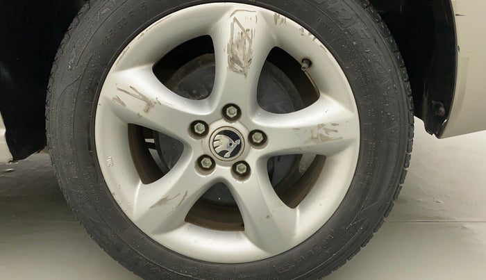 2014 Skoda Rapid ELEGANCE 1.6 MPI MT, Petrol, Manual, 37,341 km, Left rear tyre - Minor scratches