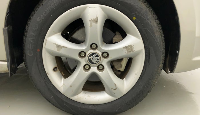 2014 Skoda Rapid ELEGANCE 1.6 MPI MT, Petrol, Manual, 37,341 km, Right front tyre - Minor scratches