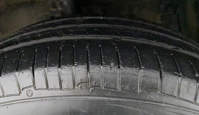 2012 Maruti Swift VXI, Petrol, Manual, 42,605 km, Right Front Tyre Tread