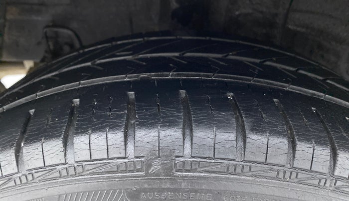 2016 Hyundai Grand i10 ASTA 1.1 (O) CRDI, Diesel, Manual, 43,525 km, Right Rear Tyre Tread