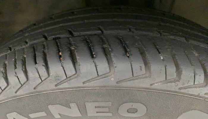 2016 Datsun Redi Go S, Petrol, Manual, 63,912 km, Right Front Tyre Tread