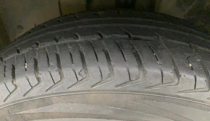 2016 Datsun Redi Go S, Petrol, Manual, 63,912 km, Left Front Tyre Tread