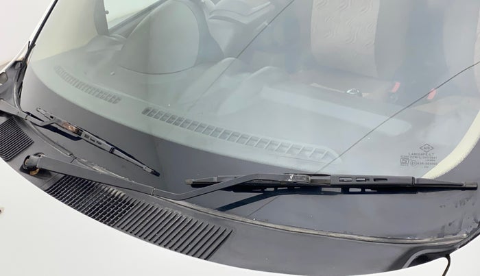 2014 Hyundai Santro Xing GLS PLUS AUDIO, Petrol, Manual, 1,07,067 km, Front windshield - Wiper Blade Broken/Rusted