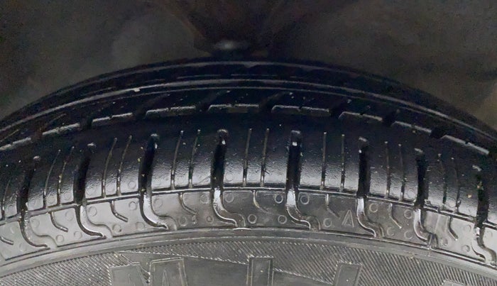 2014 Hyundai Santro Xing GLS PLUS AUDIO, Petrol, Manual, 1,07,067 km, Right Front Tyre Tread