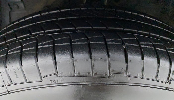 2013 Maruti Swift VXI D, Petrol, Manual, 40,663 km, Left Front Tyre Tread