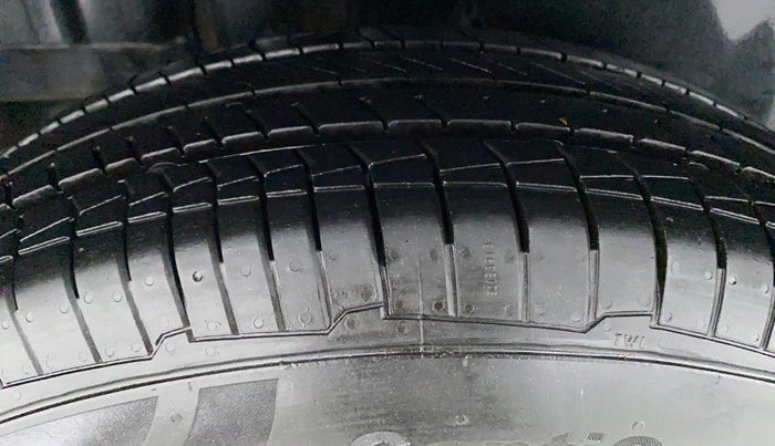 2013 Maruti Swift VXI D, Petrol, Manual, 40,663 km, Right Rear Tyre Tread