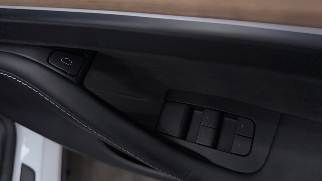 2023 Tesla Model Y Rear-wheel Drive, Automatic, 45003 km, Drivers Side Door Panel Controls