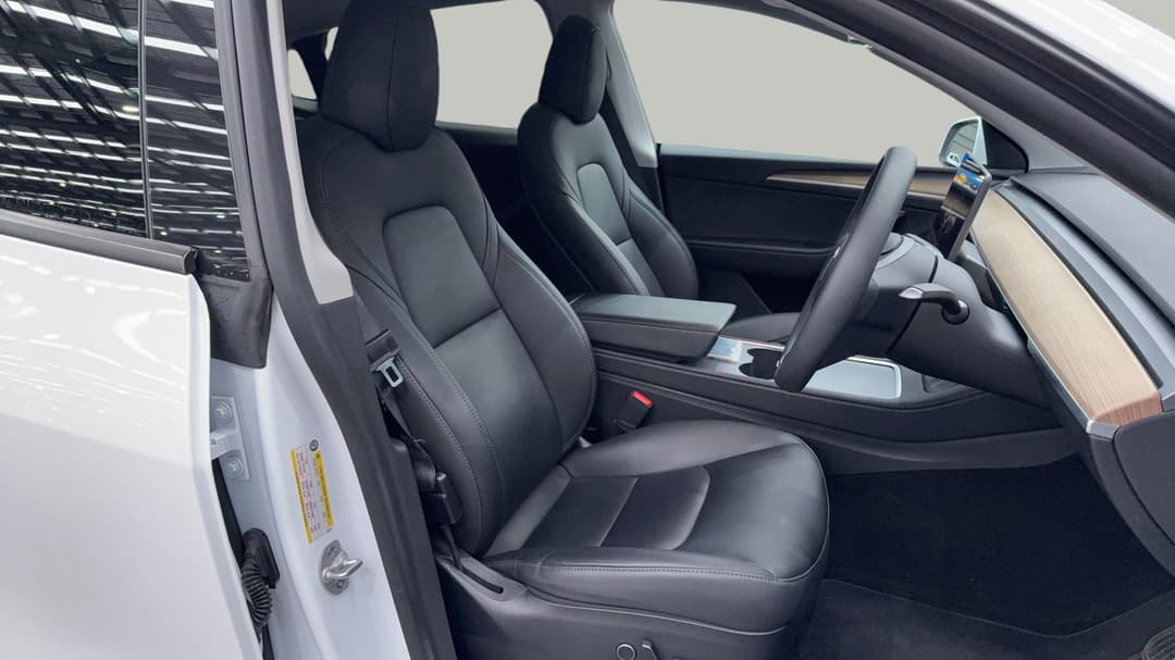 2023 Tesla Model Y Rear-wheel Drive, Automatic, 45003 km, Right Side Front Door Cabin View