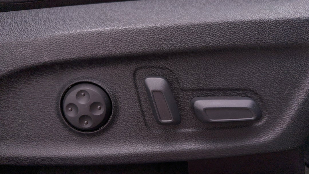 2022 LDV D90 Executive (4WD), Automatic, 54252 km, Drivers Side Adjustment Panel