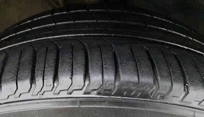 2016 Skoda Rapid 1.5 TDI AT STYLE PLUS, Diesel, Automatic, 40,091 km, Right Rear Tyre Tread
